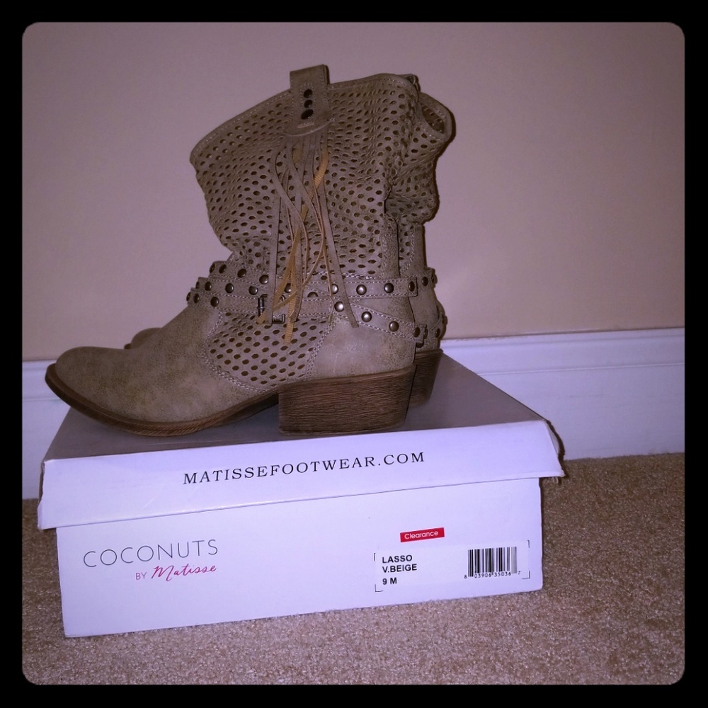 Heeled Boots with tassle